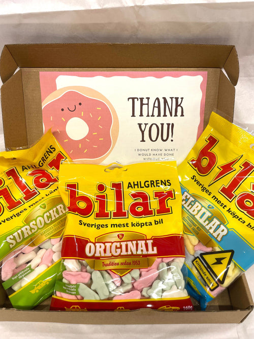 Open Ahlgrens Bilar gift box medium size with one 160g marshmallow cars bag and two 130g sour marshmallow cars bags and personalized greeting card