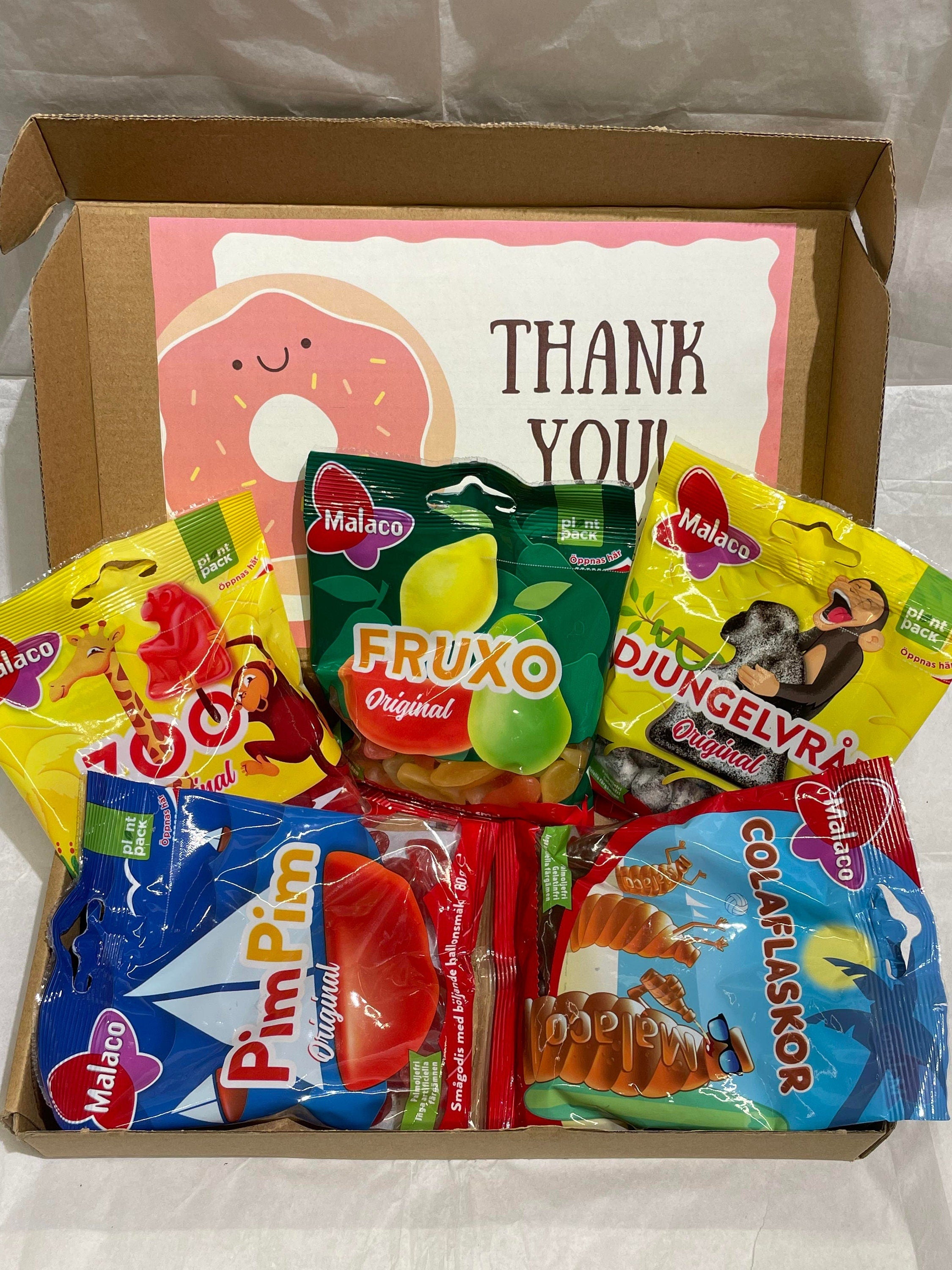 Open Malaco candy gift box medium size with one 80g Zoo bag, one 80g Fruxo bag, one 80g Cola Bottles bag, one 80g Djungelvrål licorice bag, one 80g Pim Pim foam candy bag and personalized greeting card